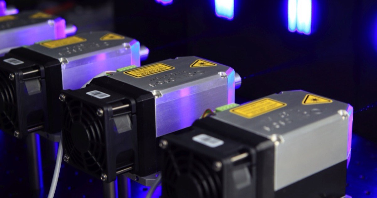 Pulsed versus continuous wave laser cleaning compared